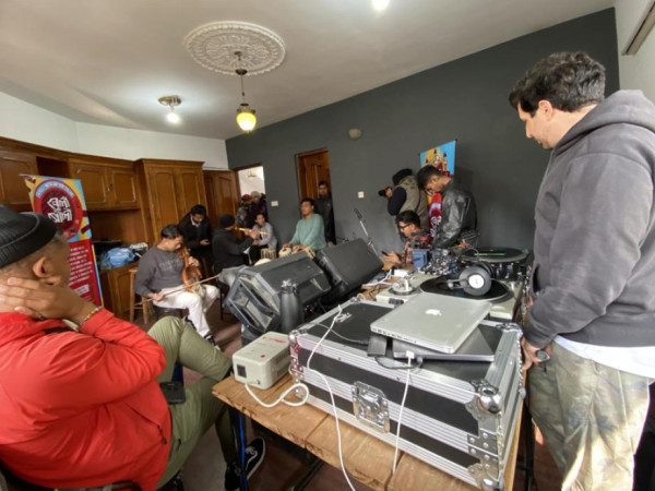 नेपाली र अमेरिकी कलाकार सारंगीमा हिपहपको धुन सिर्जना गर्दै