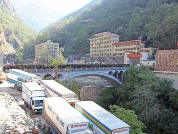उत्तरीनाका रसुवागढीबाट सवारी साधनको आयात बढ्दो