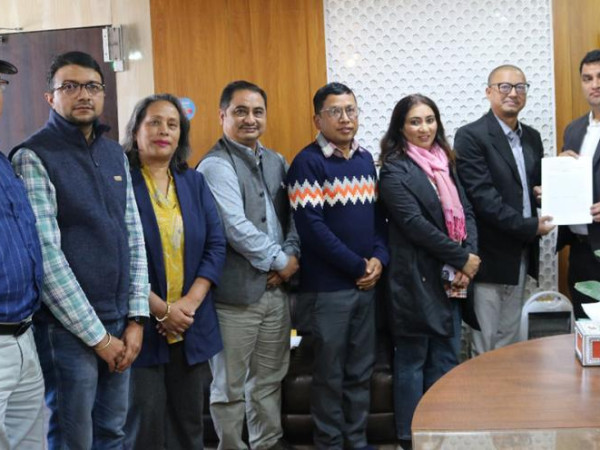 स्वास्थ्यमन्त्रीलाई बुझायो प्रजनन स्वास्थ्य अधिकार कार्य ध्यानाकर्षण पत्र