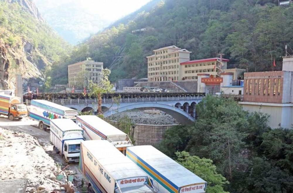 उत्तरीनाका रसुवागढीबाट सवारी साधनको आयात बढ्दो
