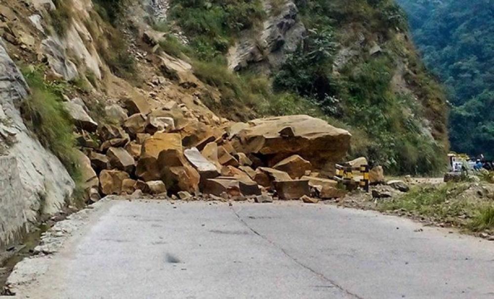 गल्छी–रसुवागढीमा ठूलो खोलानजिक पहिरो जादा सडक अवरुद्ध